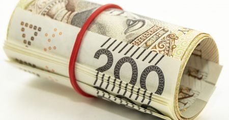Na drodze leżało w rulonie 10 tys. złotych. Mężczyzna przyjechał ze znaleziskiem na policję