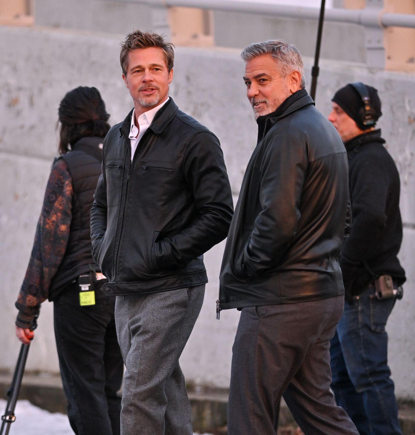 George Clooney i Brad Pitt na planie filmu "Wolves" Jona Wattsa