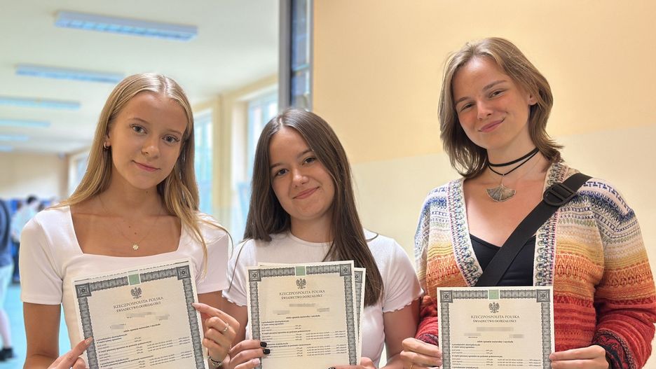 Absolwenci szkół średnich odebrali dziś świadectwa maturalne. Tak było dziś w I LO, II LO i VI LO w Bełchatowie