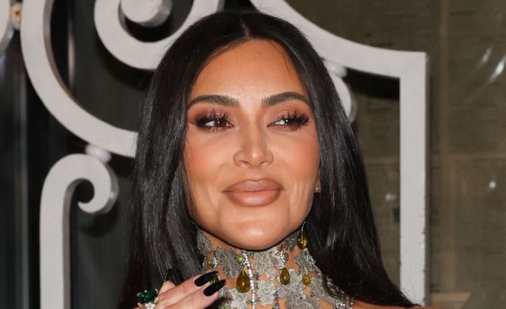 Kim Kardashian prezentuje "naturalne" lico i SZOKUJĄCO wąską talię