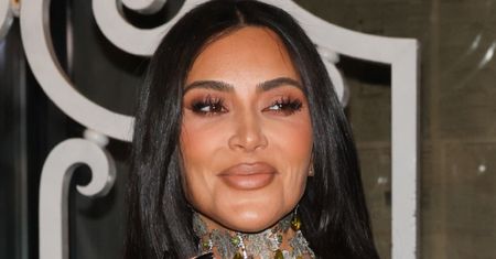 Kim Kardashian prezentuje "naturalne" lico i SZOKUJĄCO wąską talię. Fani zmartwieni: "Wygląda dziwnie. Czy to boli?" (ZDJĘCIA)