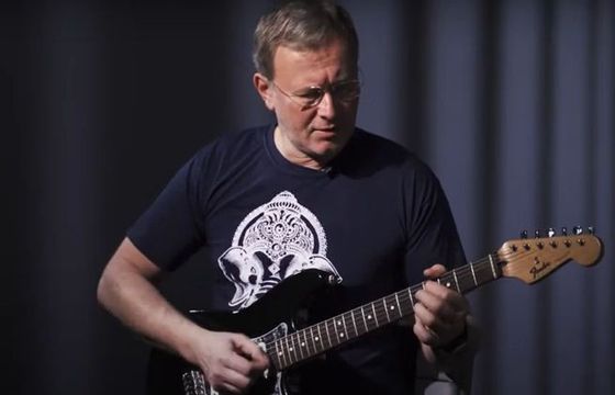 Bogusław Chrabota dołączył się do akcji #hot16challenge2. Skomponował i wykonał piosenkę „Pandemicznie”