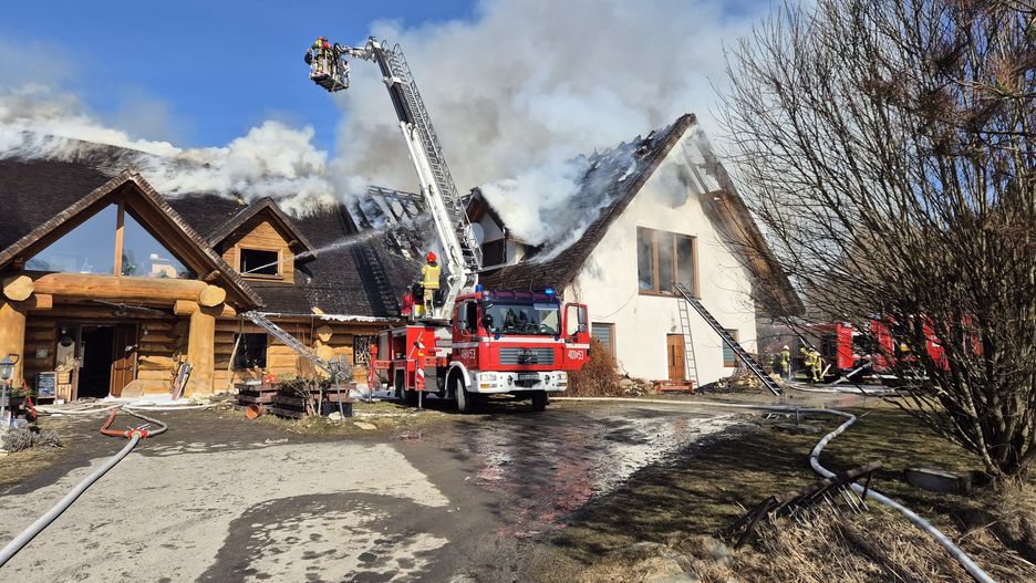 100 strażaków gasi płonącą drewnianą restaurację Wilcza Jama w s