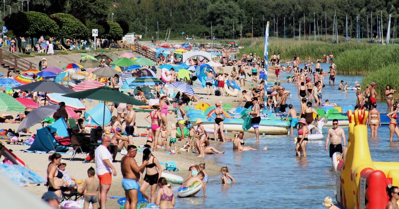 Tłumy nad Jeziorem Tarnobrzeskim w pierwszą środę wakacji 2025