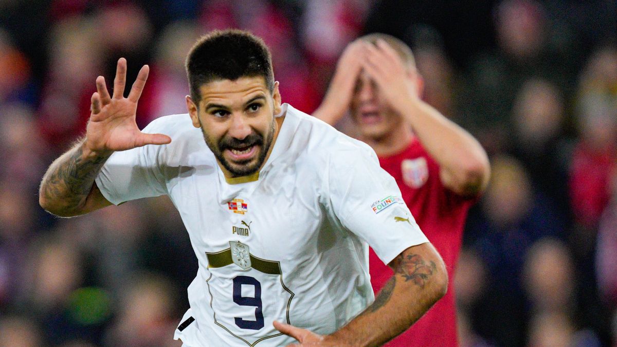 Aleksandar Mitrovic of Serbia celebrates after scoring the 0-2 during the UEFA Nations League soccer match between Norway and Serbia at Ullevaal Stadium in Oslo, Norway, 27 September 2022. EPA/Fredrik Varfjell NORWAY OUT Dostawca: PAP/EPA.