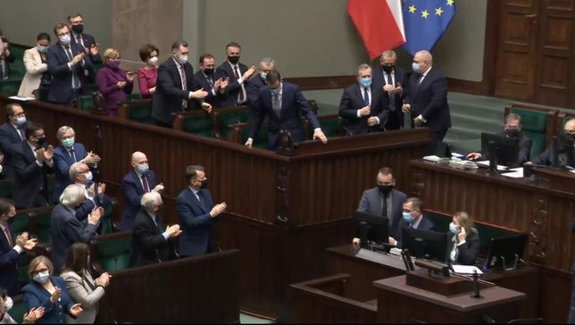 Nieudana próba uścisku dłoni na linii Czarnek - Morawiecki