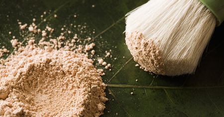 Podkład mineralny. Postaw na cudowny kosmetyk, który upiększa i leczy delikatną cerę