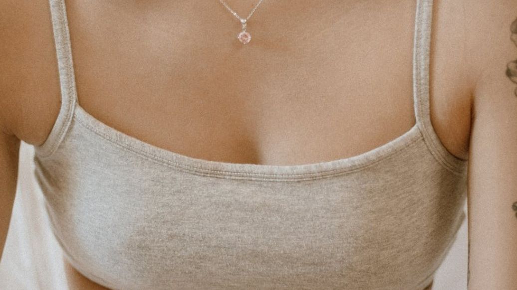 Ból piersi po bokach