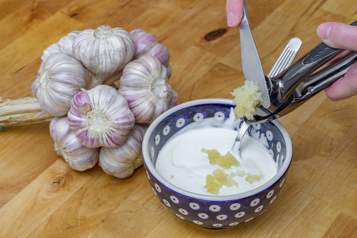 Mastering the art of using a garlic press: Common mistakes and effective hacks