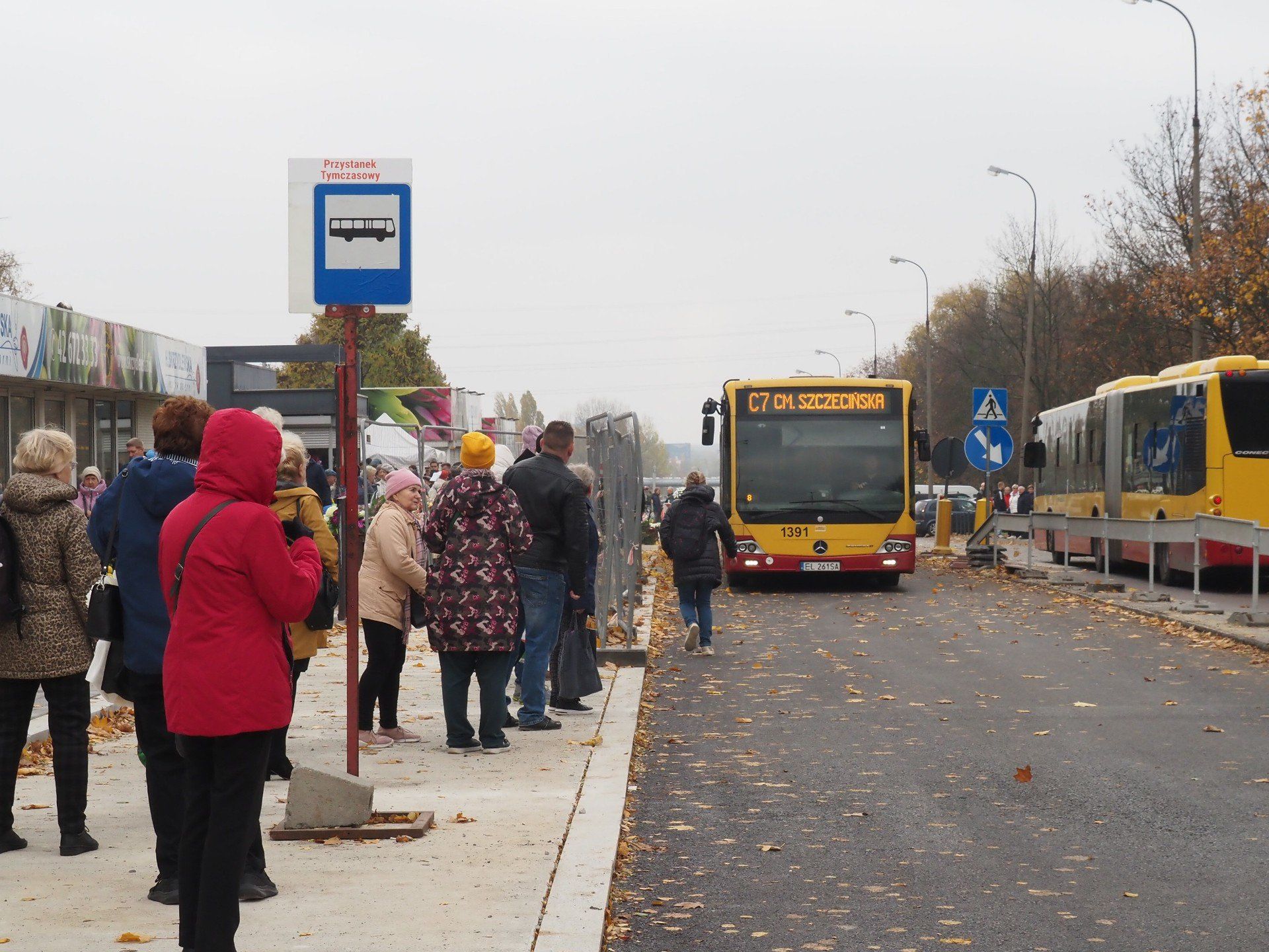 W poprzednich latach dojeżdżający na cmentarze komunikacją miejską łodzianie musieli pamiętać o posiadaniu biletu. Teraz 1 listopada MPK będzie bezpłatne