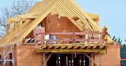 Polacy budują coraz większe domy. Chętniej sięgamy też po drewno