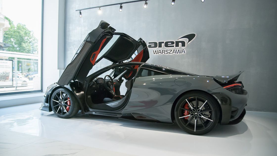 Taki jak ten McLaren 765LT spłonął na stacji paliw w USA.