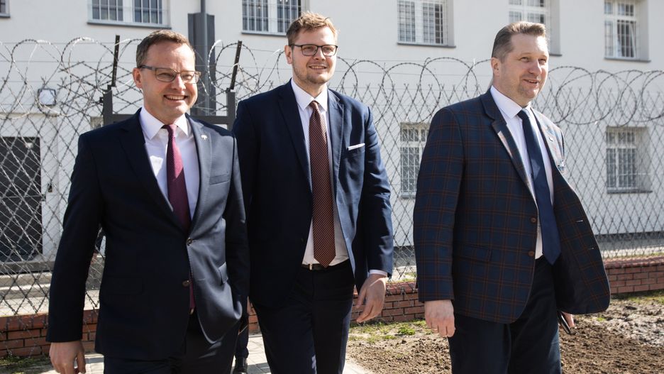 odczas podpisania umowy Sluzby Wieziennej z Katolickim Uniwersytetem Lubelskim na prowadzenie studiow dziennych dla osadzonych .
Fot. Jakub Orzechowski / Agencja Wyborcza.pl
Fot. Jakub Orzechowski / Agencja Wyborcza.pl
areszt sledczy w lublinie, areszt, wiezienie, sluzba wiezienna, studia, studia kul, kul, katolicki uniwersytet lubelski, otwarcie, podpisanie umowy, umowa, sw, krata, kraty, wolnosc, drut kolczasty, plot, ogrodzenie, /FR/