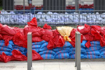 Pogodowy alert na Podbeskidziu: worki z piaskiem dla mieszkańców Bielska-Białej, Żywiec apeluje o pozostanie w domach