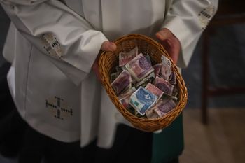 Ile pieniędzy trafia na tacę? Parafie ujawniają