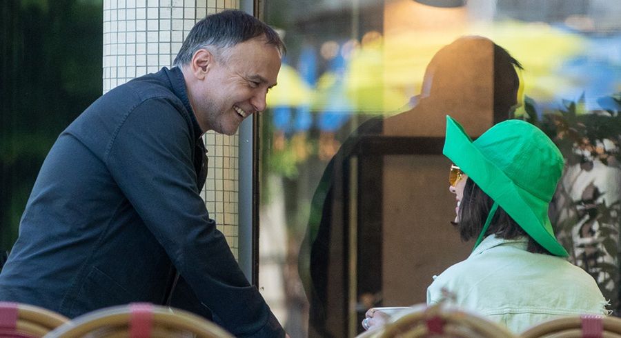 Julia Kamińska z partnerem w kawiarni 