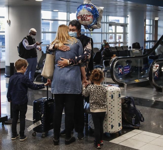 Kobieta z dziećmi przyleciała z Amsterdamu na lotnisko O'Hare w Chicago. Na zdjęciu witają się z bliską osobą