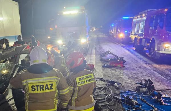 Intensywne opady śniegu, oblodzone drogi. Seria wypadków na A1 i A2