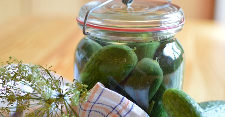 Ogórki małosolne podkręcam 2 składnikami. Zawsze robię już z pierwszego zbioru, a znikają jeszcze przed jesienią