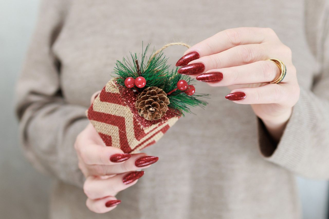 Świąteczne paznokcie 2025. Trendy i zdobienia