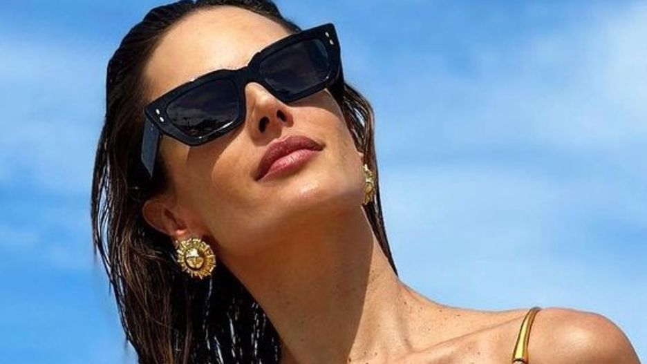 Alessandra Ambrosio też uległa modzie na noszenie bikini "do góry nogami" 