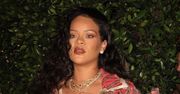 Rihanna w pstrokatej stylizacji eksponuje SPORY BRZUCH i reaguje na doniesienia o rzekomych ZARĘCZYNACH (ZDJĘCIA)