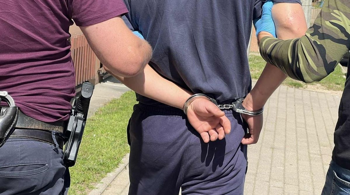 Kradł w marketach. W jednym uszkodził własnym ciałem drzwi