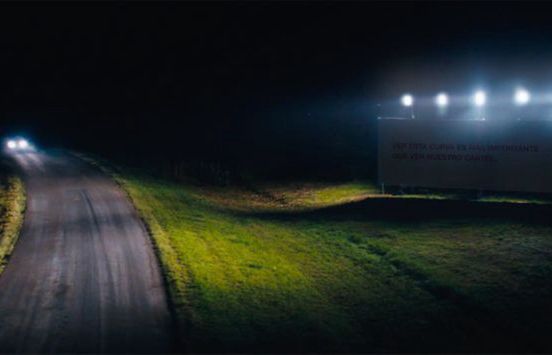 Argentyńczycy przygotowali billboardy, które doświetlają drogi