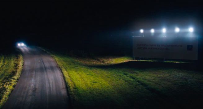 Argentyńczycy przygotowali billboardy, które doświetlają drogi