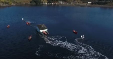 Ich wymarzony dom zaczął znikać pod wodą. Na pomoc ruszyli nowi sąsiedzi