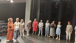 W głogowskim teatrze Koryna Opala-Rybka poprowadziła warsztaty taneczne. To okazja do odrobiny ruchu. Zdjęcia