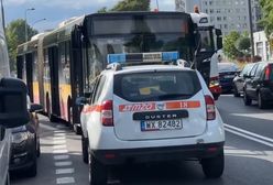 Jadł i nie widział, że ciągnie pasażerkę za autobusem. Kobieta zmarła