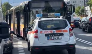 Jadł i nie widział, że ciągnie pasażerkę za autobusem. Kobieta zmarła