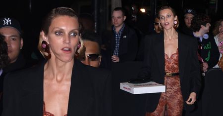 Anja Rubik przebrała się po Met Gali w brązowe koronki i skoczyła... po pizzę. Ikona? (ZDJĘCIA)