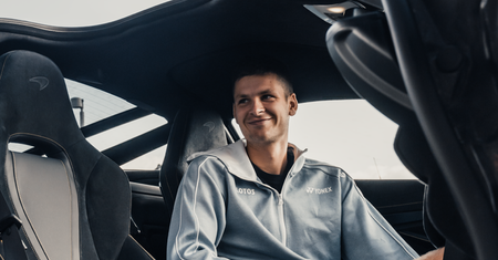 Hubert Hurkacz w McLarenie 720S. Warszawski salon przygotował niespodziankę