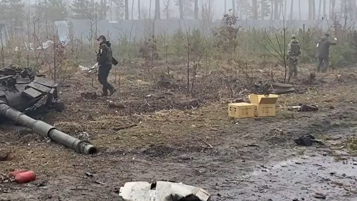 Cywile szukają jedzenia na terenach, gdzie znajdują się ciała rosyjskich żołnierzy 