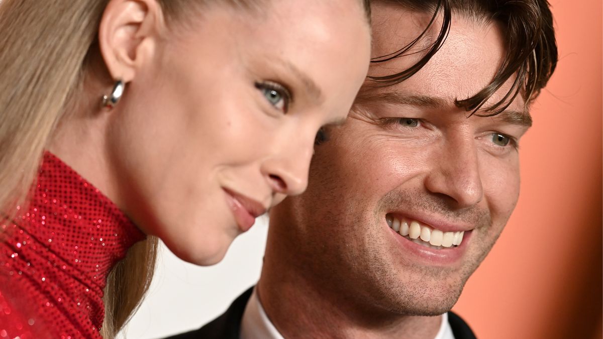 Patrick Schwarzenegger pozuje "w stroju Adama" u boku narzeczonej