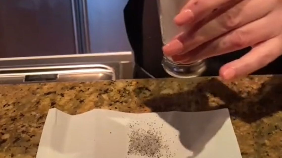 Tiktoker pokazał szybki sposób na niedrożne pieprzniczki i solniczki