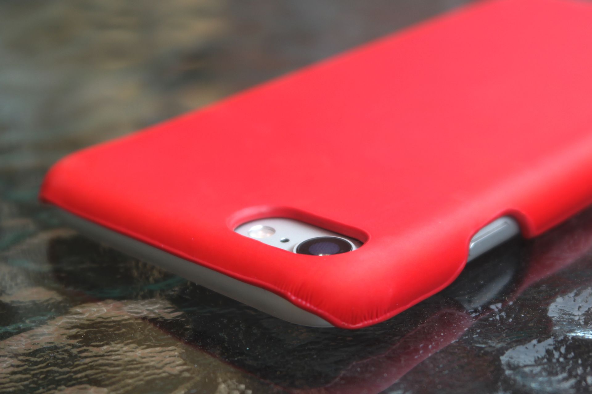 Chińskie etui na telefon, które zmienia kolor, gdy je trzymasz 4