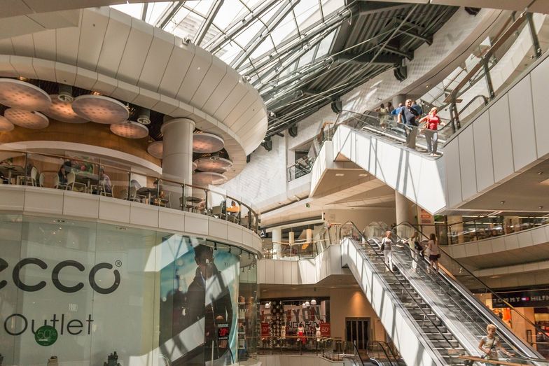 Jesli przy galerii handlowej będzie stacja paliw, sklepy będą otwarte?