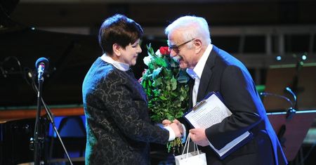 Kaczyński, Szydło i Macierewicz Z ŻONĄ (!) na benefisie Jana Pietrzaka (ZDJĘCIA)