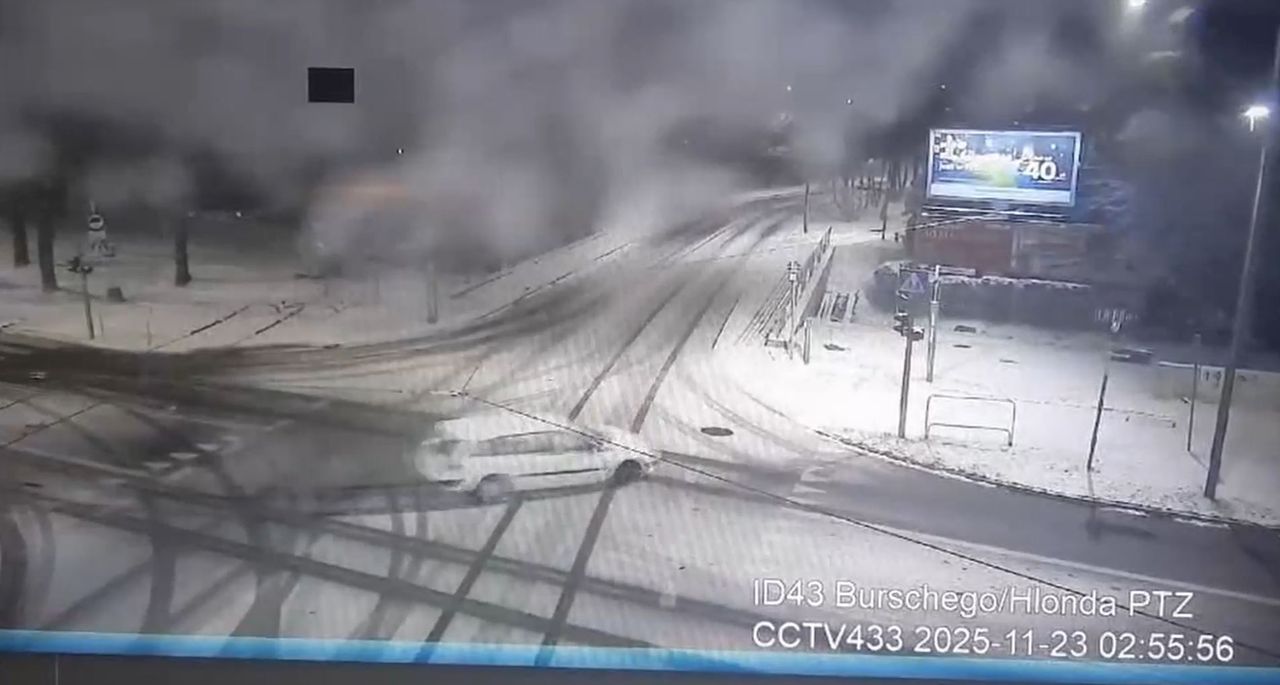 Tychy: 22-latek wjechał w latarnię. Nie posiadał prawa jazdy