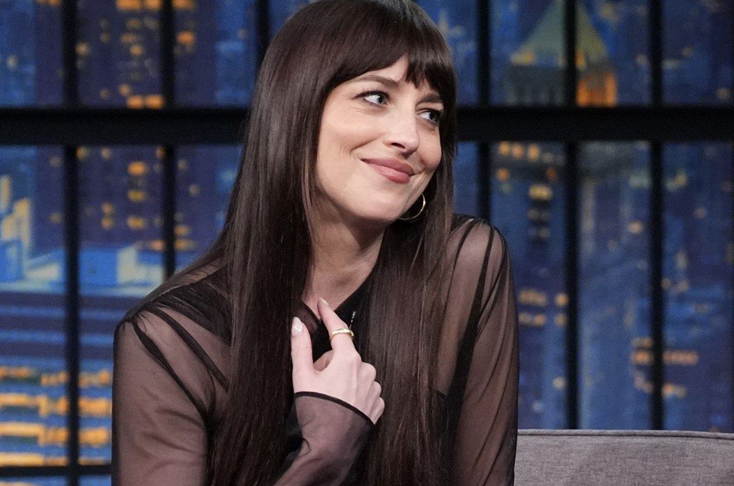 Zrobili jej zdjęcia na ulicy. Dakota Johnson kroczyła w "nagiej" sukience