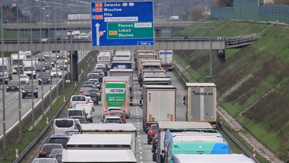 Kilkukilometrowy korek tworzy się ze względu na prace utrzymaniowe. 