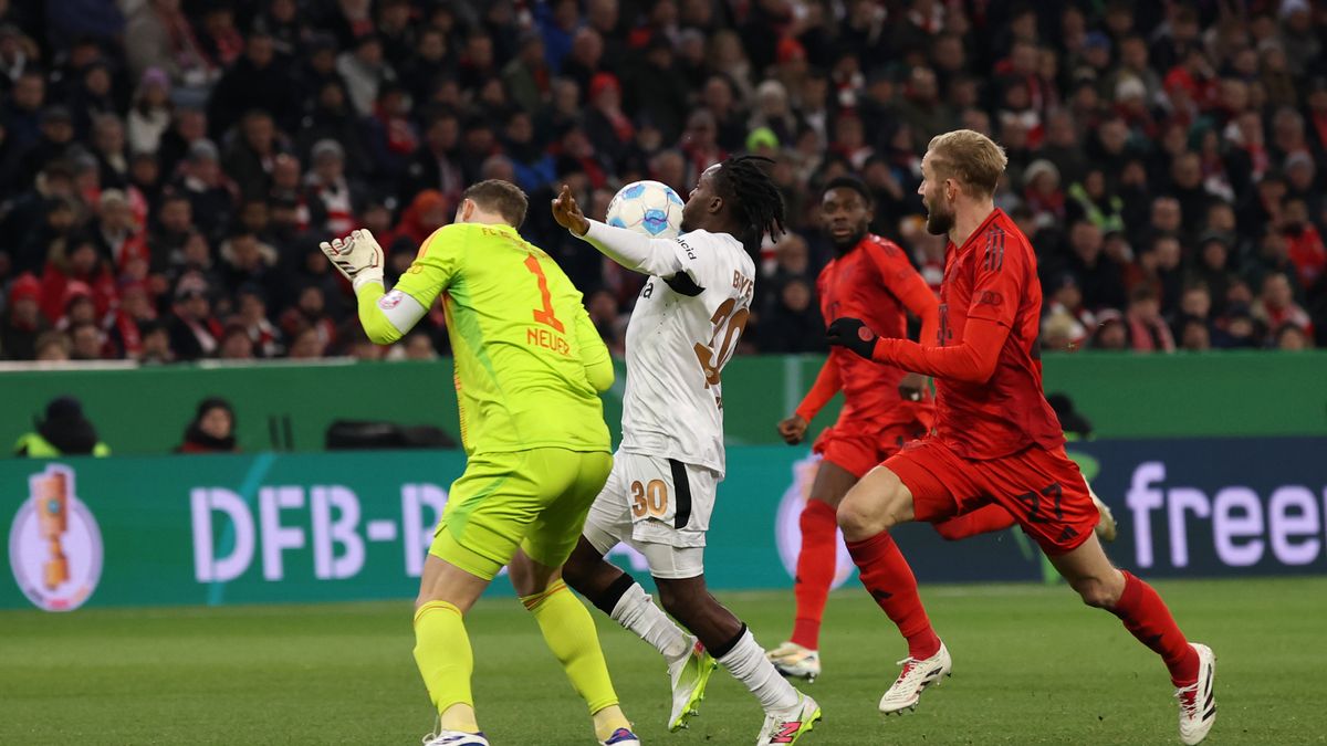 Getty Images / Alex Grimm / Na zdjęciu: Manuel Neuer złamał żebro w sytuacji, gdy otrzymał czerwoną kartkę w meczu z Bayerem Leverkusen