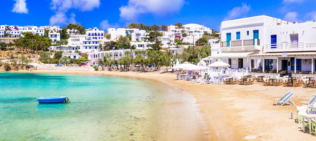 Paros kusi turkusową wodą