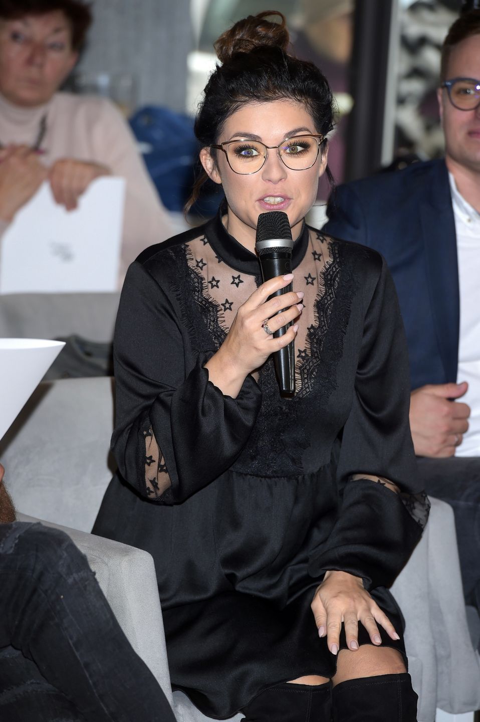 scena z: Katarzyna Cichopek, SK:, , fot. Kurnikowski/AKPA
Jacek Kurnikowski
fryzura, kok, makijaż, mikrofon, październik 2017, siedzenie, usta różowe, okulary, Katarzyna Cichopek