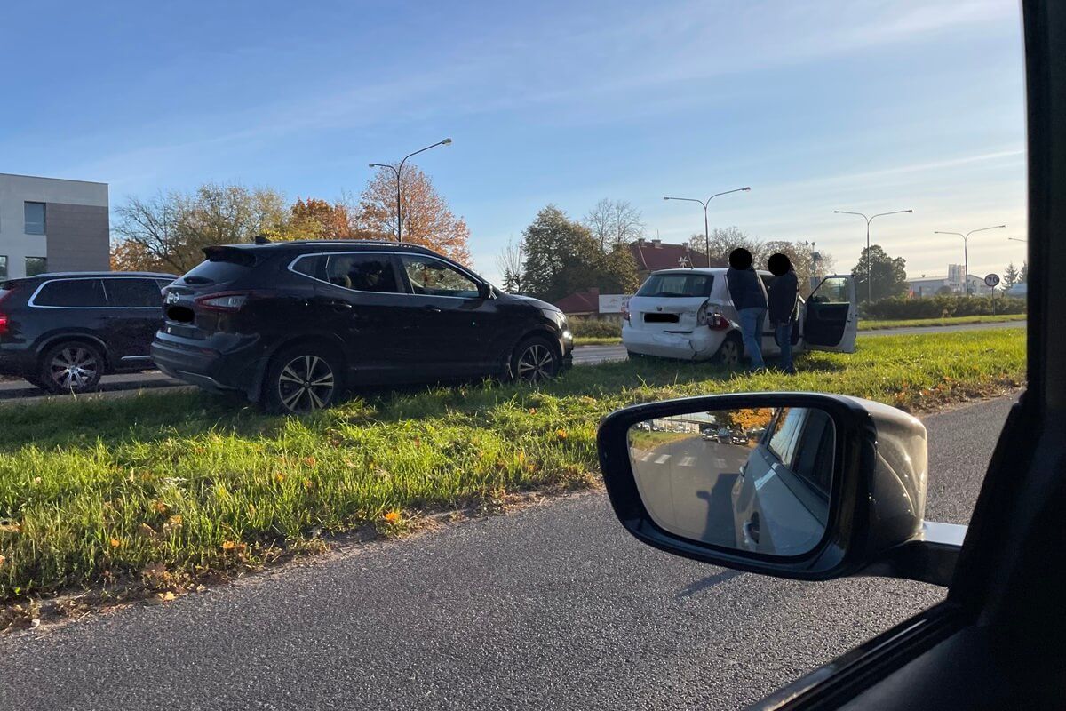 Zderzenie nissana ze skodą na al. Witosa
