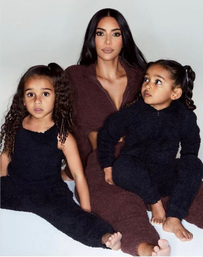 Kardashianki pozują do zdjęć z gromadką dzieci
