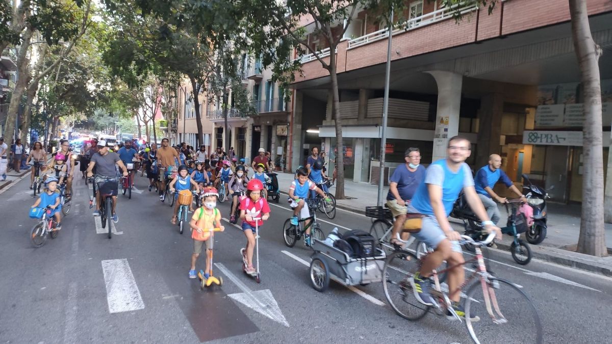 Bicibús czyli rowerowy autobus można zobaczyć na ulicach Barcelony